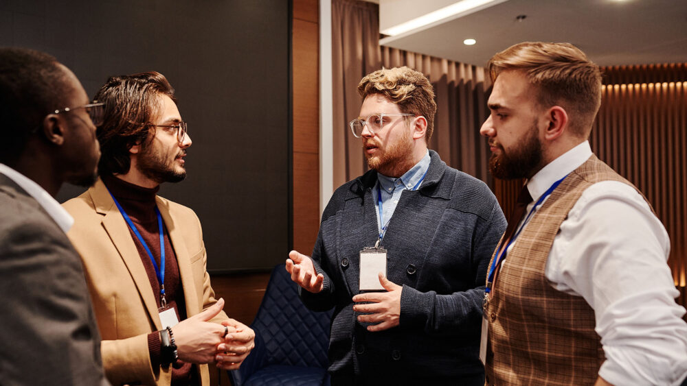 Gruppe mennesker samlet på bedriftsarrangement