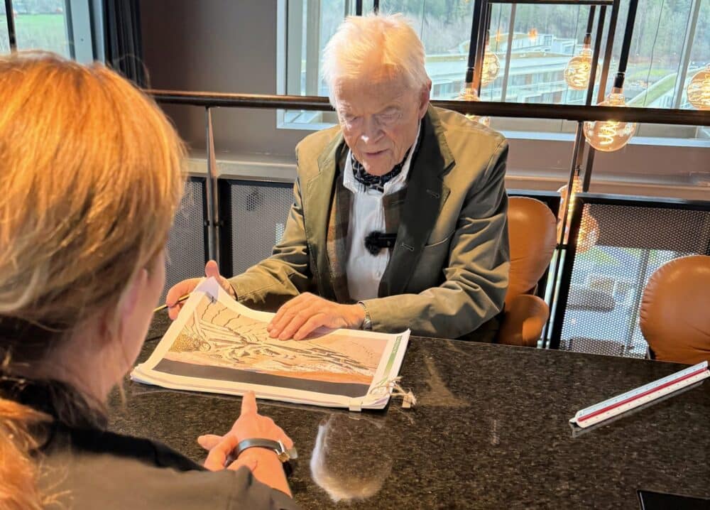 Niels Torp og Camilla Hållbro studerer tegningene over Oslofjord