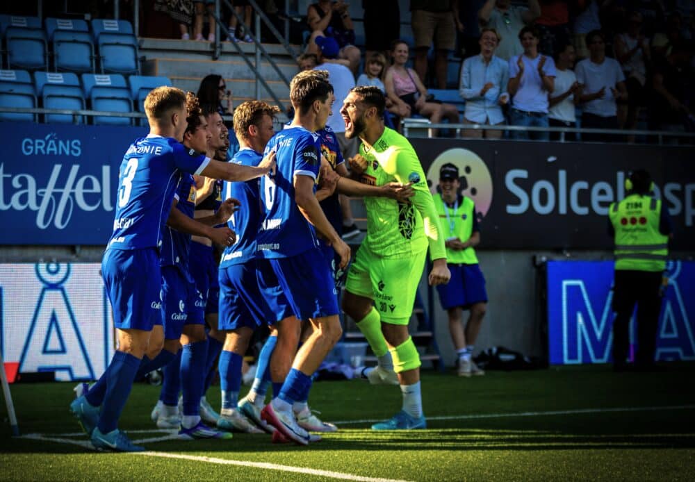 SF-keeper Hadaya jubler med gjengen etter at guttane har økt til 3-2. Foto: SF